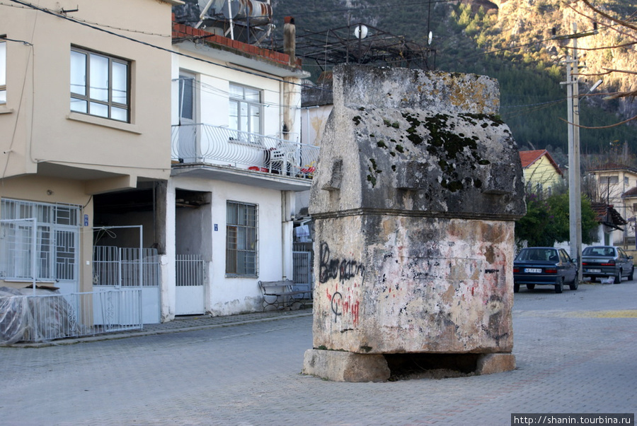Ликийский саркофаг на улице в Фетхие Фетхие, Турция