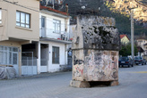 Ликийский саркофаг на улице в Фетхие