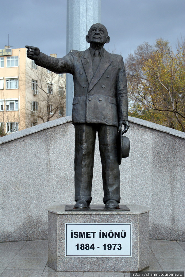 Памятник втором президенту Турции Исмету Инёню Чанаккале, Турция