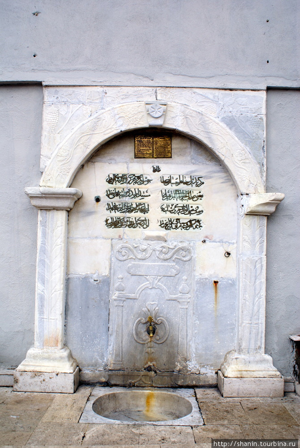 Турецкий фонтан с питьевой водой Чанаккале, Турция