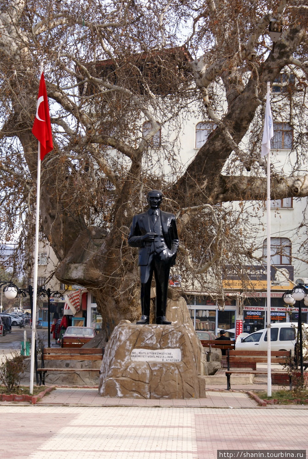 Памятник Ататюрку в центре Шакиркарагач Испарта, Турция