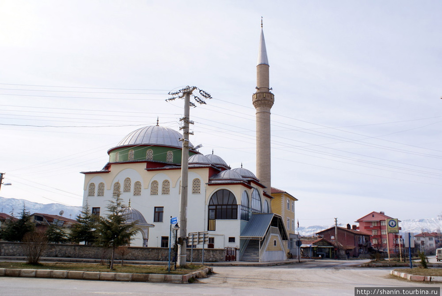 Новая мечеть на окраине Шакиркарагач Испарта, Турция