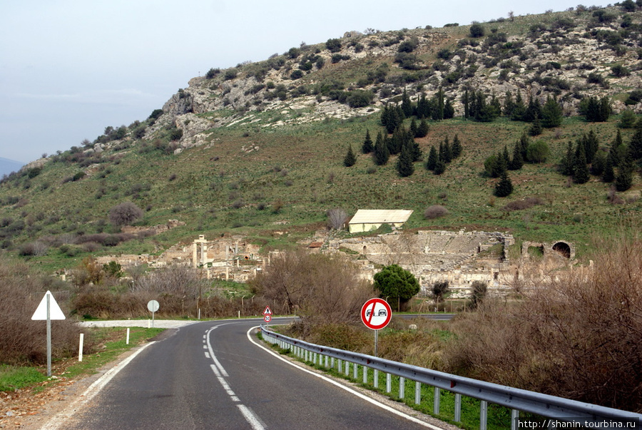 Дорога проходит мимо руин Эфеса в сторону Мариемана Эфес античный город, Турция