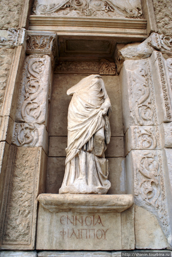 Статуя на фасаде библиотеки Цельсия Эфес античный город, Турция