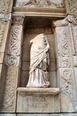 Статуя на фасаде библиотеки Цельсия
