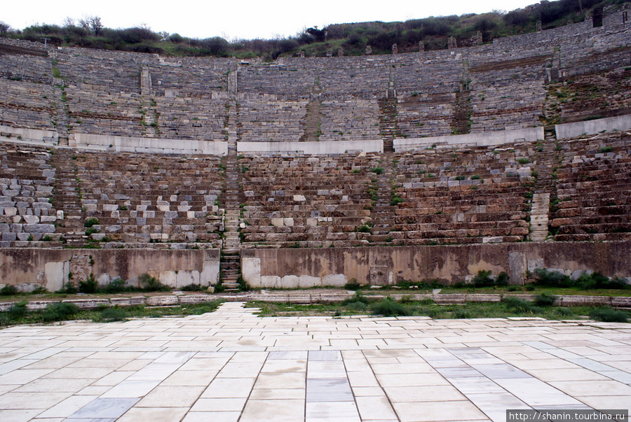 На арене амфитеатра в Эфесе Эфес античный город, Турция