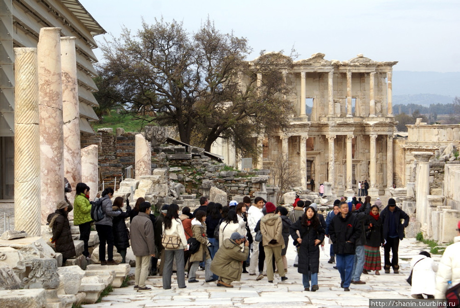 Туристы на экскурсии в Эфесе Эфес античный город, Турция