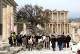 Туристы на экскурсии в Эфесе