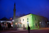 Мечеть в центре городка Ялвач