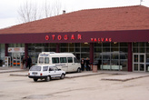 Автовокзал в городке Ялвач
