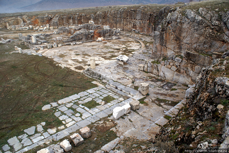 Руины храма Августа в Антиох ад Писидиам Ялвач, Турция