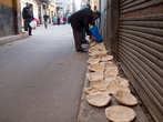 На Ближнем Востоке хлеб покупают прямо в пекарне на вес. Прежде чем нести его домой, хлеб раскладывают, чтобы он остыл.