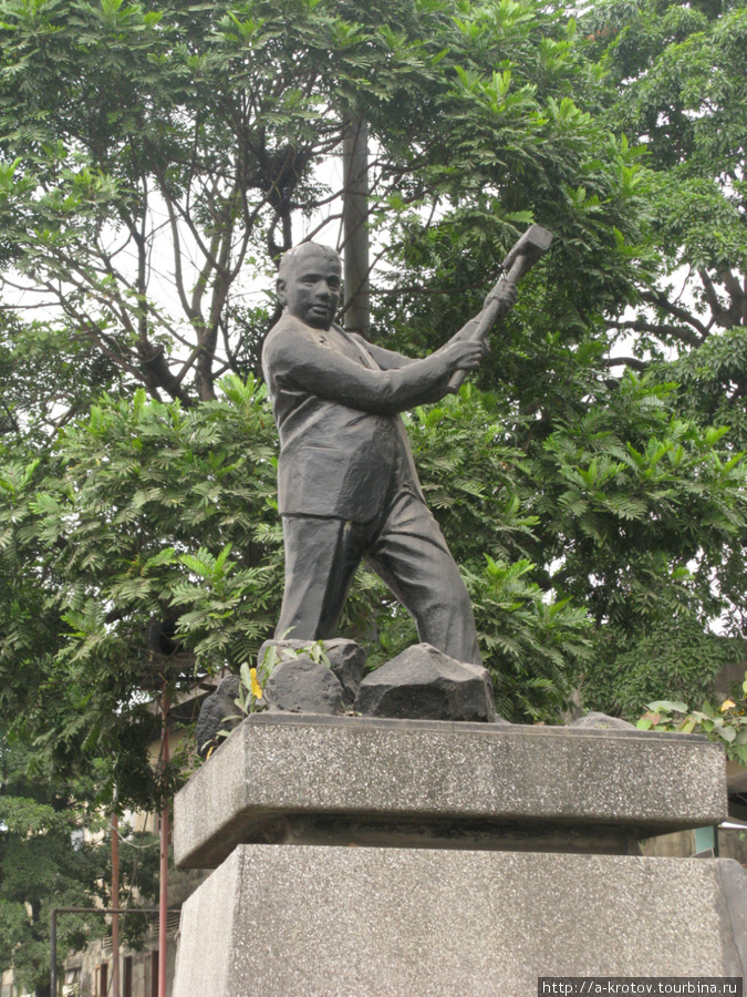 Пролетарский памятник деятелю профсоюзного рабочего движения. Город Коломбо Шри-Ланка