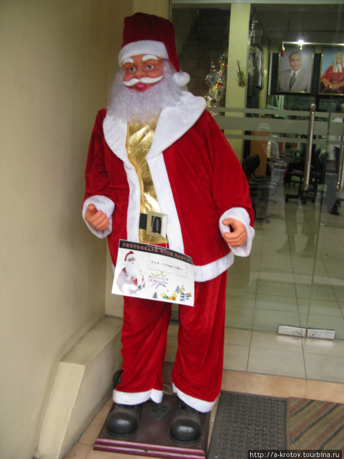 Подвижая рекламная статуя Деда Мороза Шри-Ланка