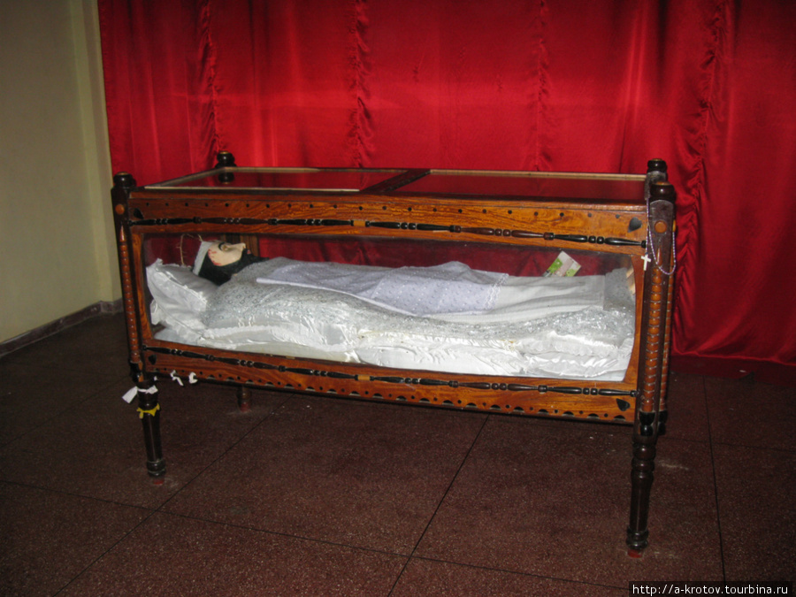 Манекен Иисус Христос в гробу — в церкви Шри-Ланка