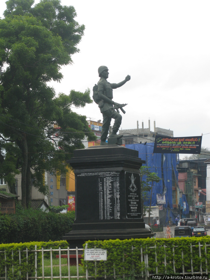 Памятники Непонятному Солдату видели тут все Шри-Ланка