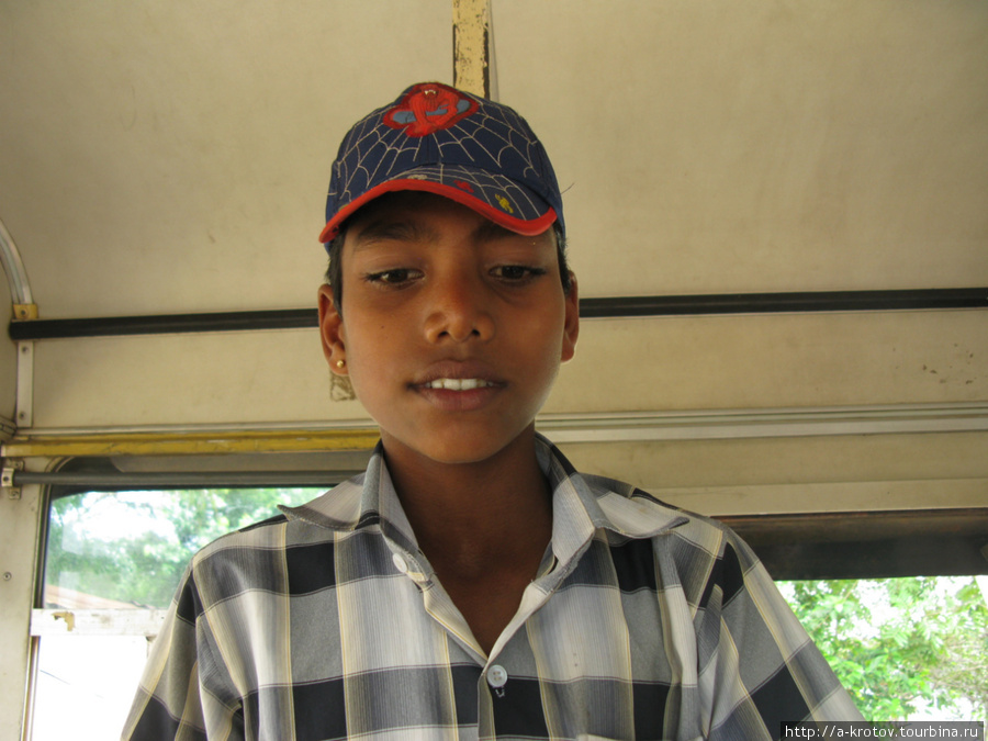 Продавец кукурузы в автобусе Шри-Ланка