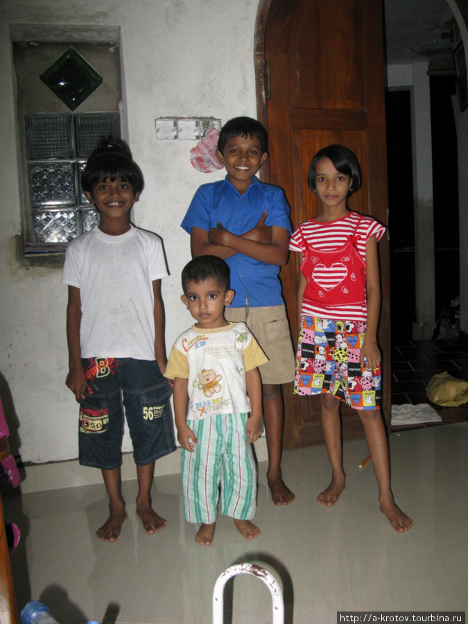 Шри-ланкийцы, взрослые и дети, вот они такие Шри-Ланка