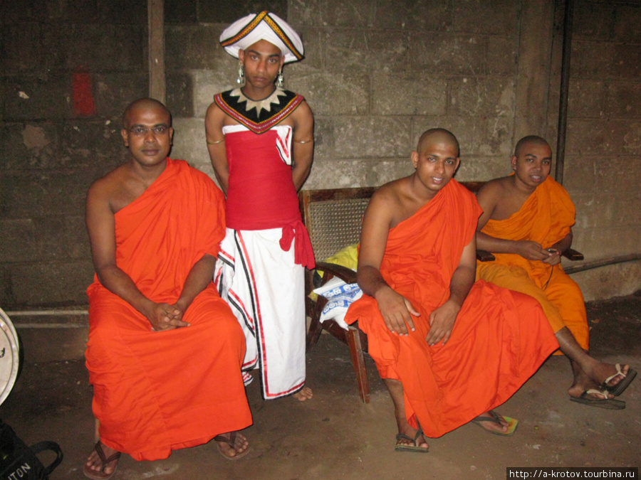Монахи и танцор в странном наряде Анурадхапура, Шри-Ланка