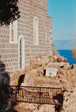 Таба.Эта часовня стоит на берегу Кинерета на месте часовни Первосвятительства Св.Петра.Тут произошло третье явление Христа апостолам.