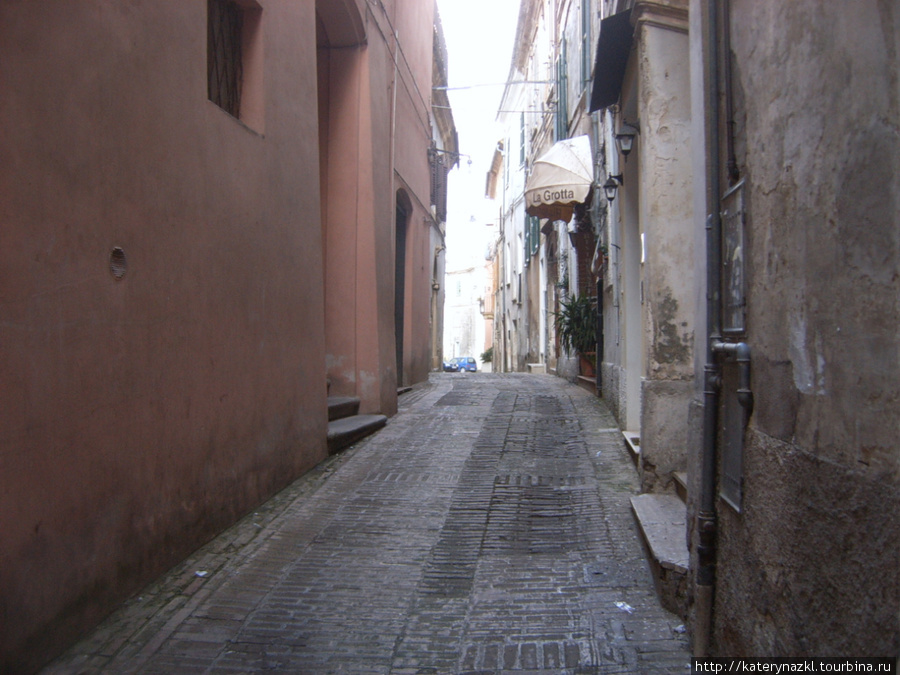 Вот такие улочки в горных городах Италии. Пенне, Италия
