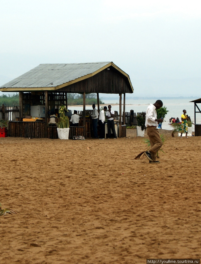 на пляже Бужумбура, Бурунди