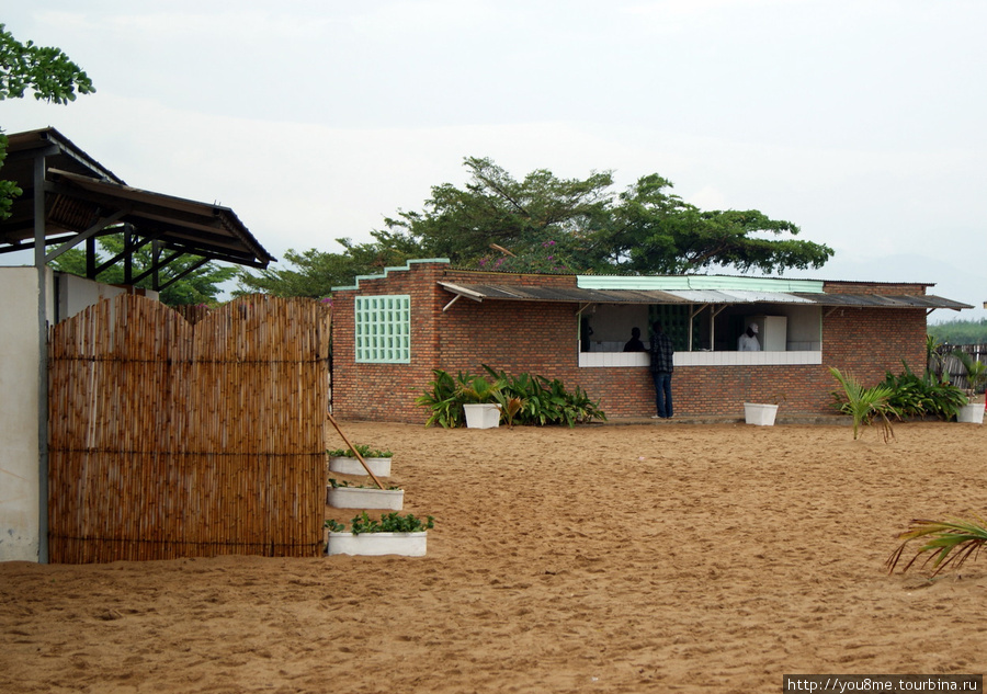 туалет за бамбуковой изгородью и кафе Бужумбура, Бурунди