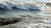 волна набегает на берег