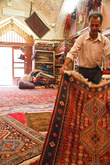 Разумеется, главный товар Ирана — это знаменитые персидские ковры. Владелец одной лавки в Исфахане нам любезно продемонстировал свои лучшие ковры. Один из них был сделан из чистого шёлка с золотой нитью, а при взгляде с разных сторон менял свой цвет и рисунок. Стоило такое чудо размером ≈60×100 см (этот ковёр виден на фото по центру) 850 долларов (без торга; мы не торговались, так как покупать, ясное дело, не собирались).