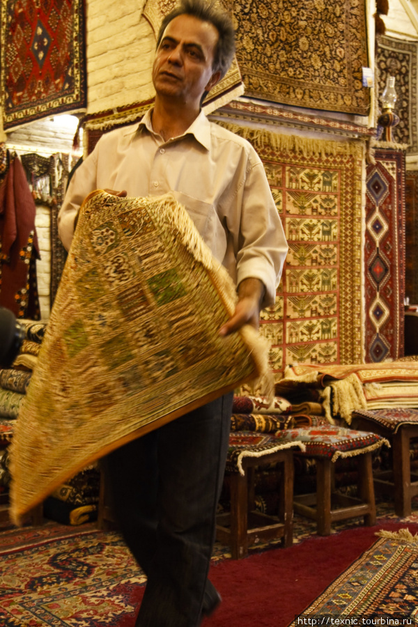 Этот ковёр полностью из шёлка, двухсторонний, отливает 4-мя разными орнаментами в зависимости от угла зрения. 850$ Иран