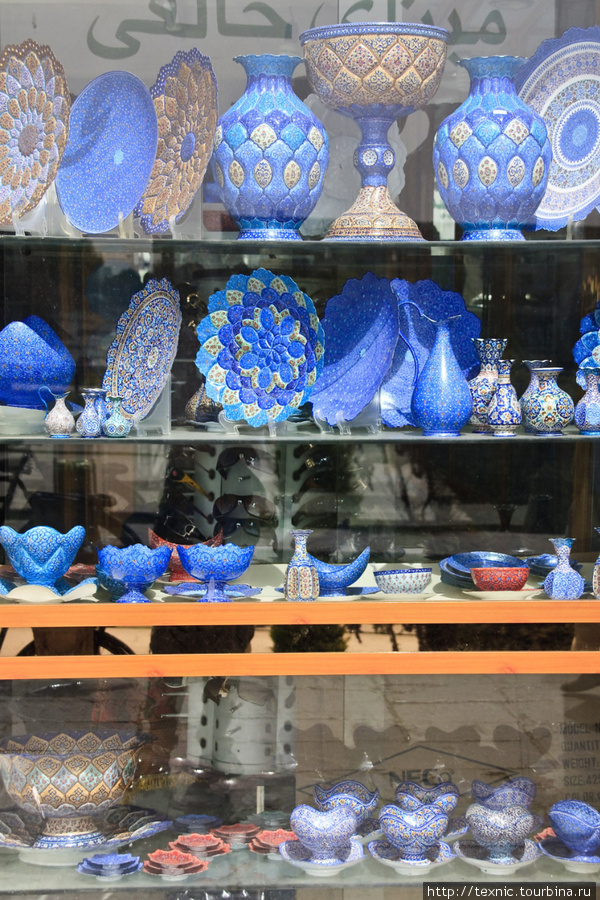 Отдельно хочу отметить иранскую роспись по керамике. Если ещё в Исфахане я смог пройти мимо лавки, где продаются безумной красоты кувшины, вазы, тарелки и пр., то в Ширазе я сказал Саше: «так, идём покупать что-нибудь тут вместе». И мы купили. Иран