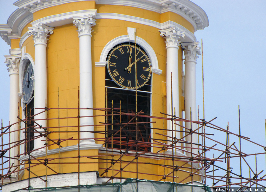 Фрагмент четвертого яруса — часы — появились совсем недавно, после реставрации.