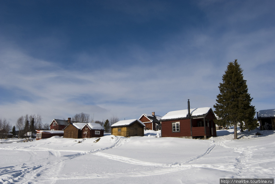 Деревянные домики на берегу Торн в Jukkasjarvi. Кируна, Швеция