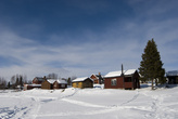 Деревянные домики на берегу Торн в Jukkasjarvi.
