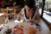 Завтрак в обычной мексиканской кафешке — блины с маслом.