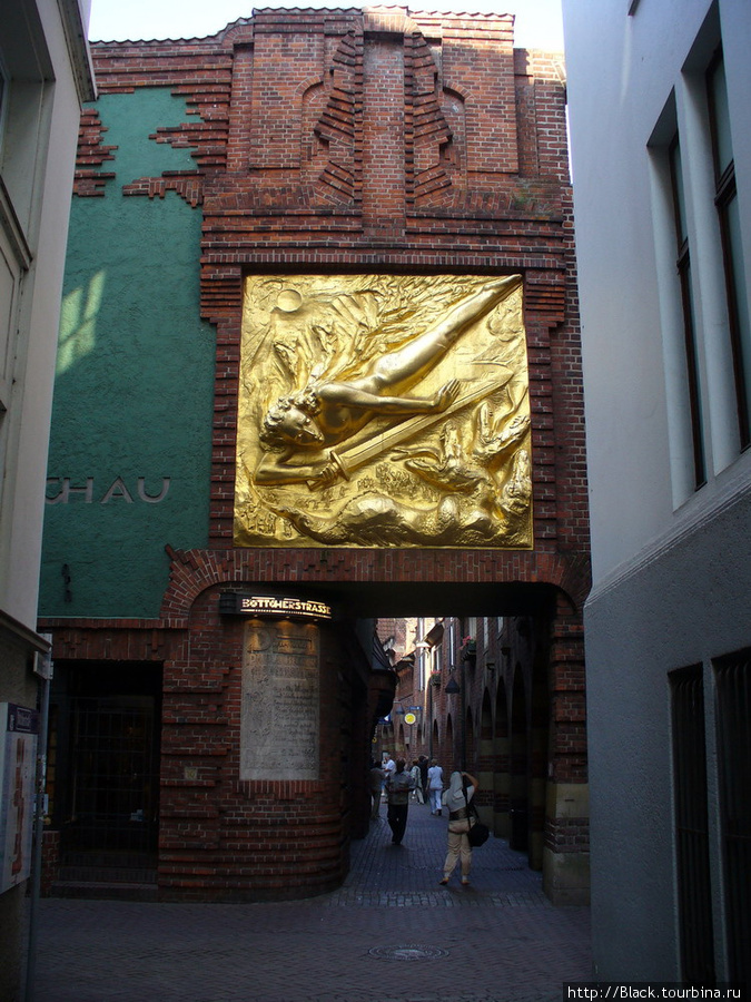 Носитель света, созданный Бернардом Хётгером украшает входные ворота Бремен, Германия