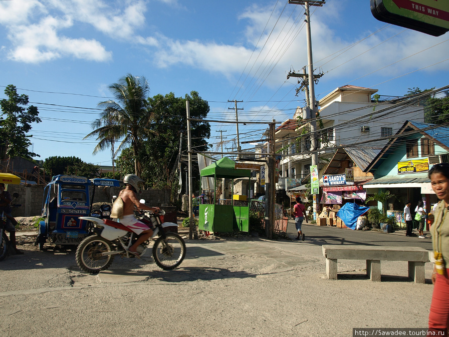 Центральная улица у прохода к морю в районе 3-й станции Остров Боракай, Филиппины
