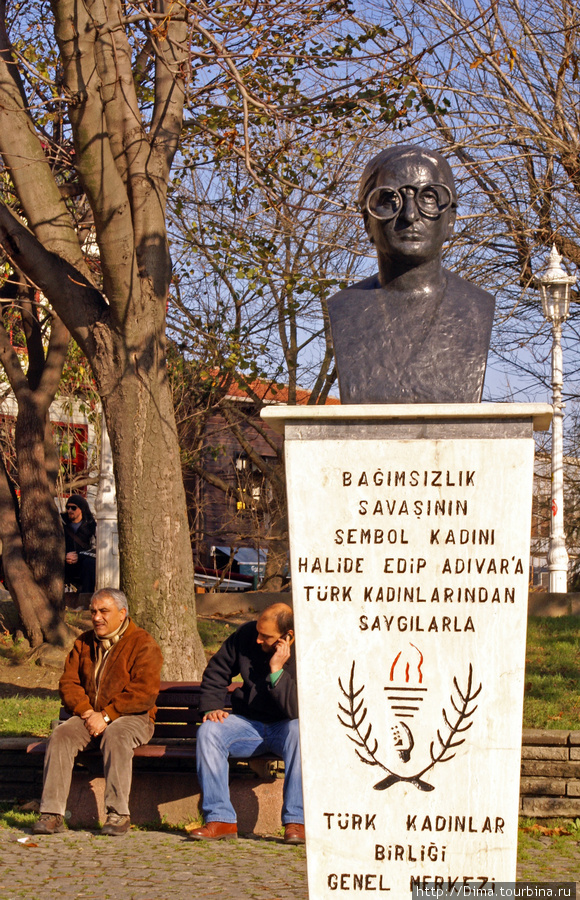 Памятник в центре. Стамбул, Турция
