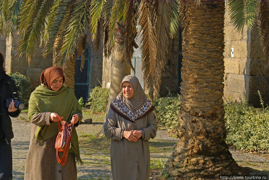Женщины. Они не прячут лиц, смотрят строго, но с любопытством. Стамбул, Турция