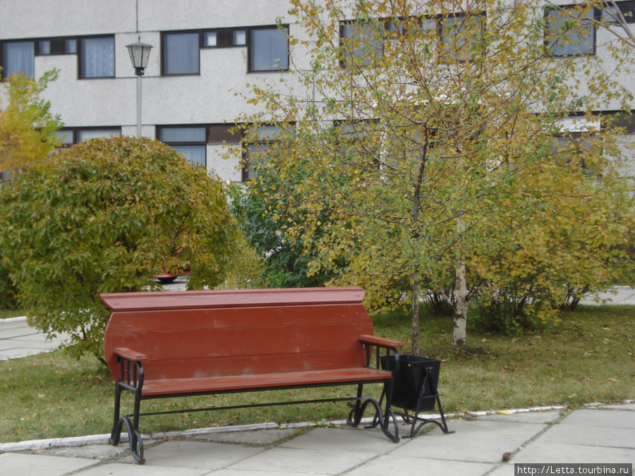 Скамеечка во дворике Иркутск, Россия