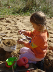 Девочка в песочнице