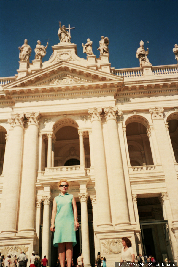 Центральный фасад  собора называют самым красивым в Риме. Рим, Италия