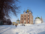 Вид на Христорождественский собор (слева), Успенский собор и Спасский монастырь (справа) с Кремлёвского Вала.