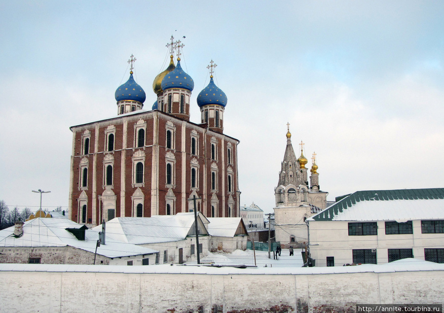 Вид на Успенский собор и Спасский монастырь с Кремлёвского Вала. Рязань, Россия