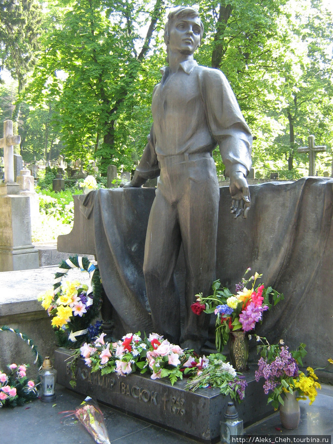 На могиле Ивасюка автора и исполнителя Червоной руты Львов, Украина