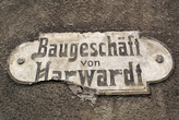 На стенах домов еще сохранились немецкие таблички — это через полвека!!!