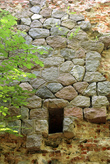 Каменная стена и маленькое окно башни Бисмарка