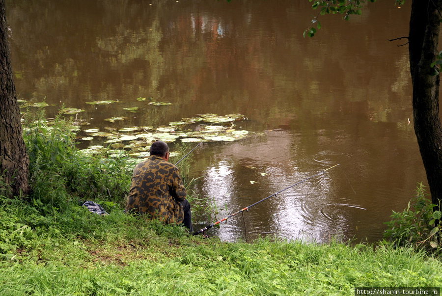 Рыбак на реке Писса в центре Гусева Гусев, Россия
