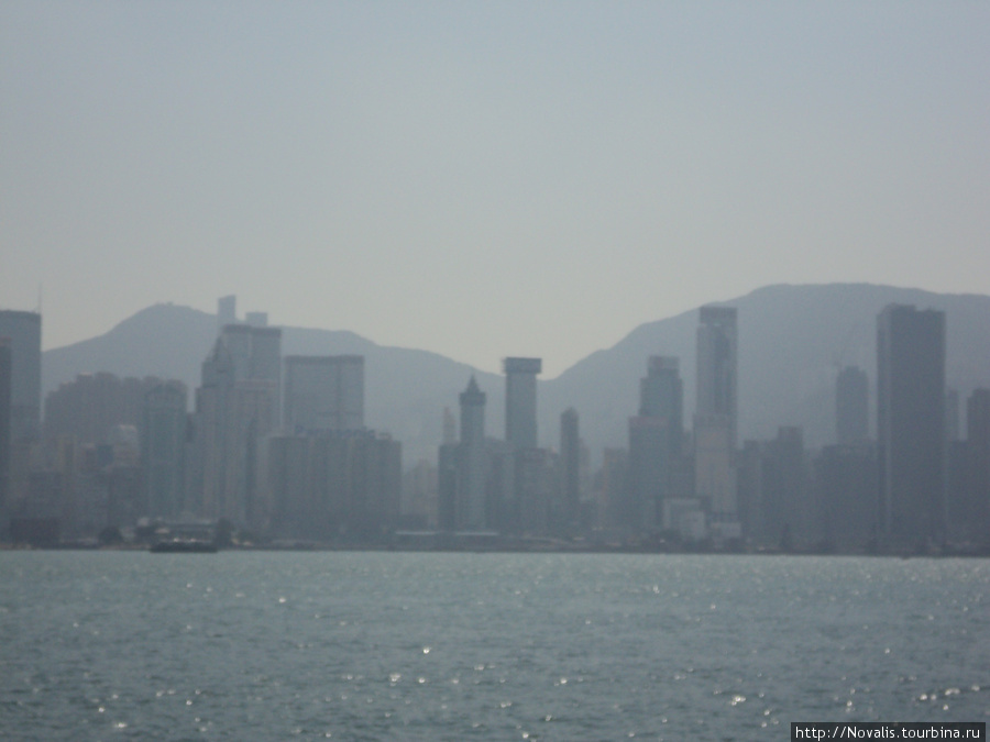 свежий и умытый в легкой дымке ранним утром нас встретил Гонконг Гонконг