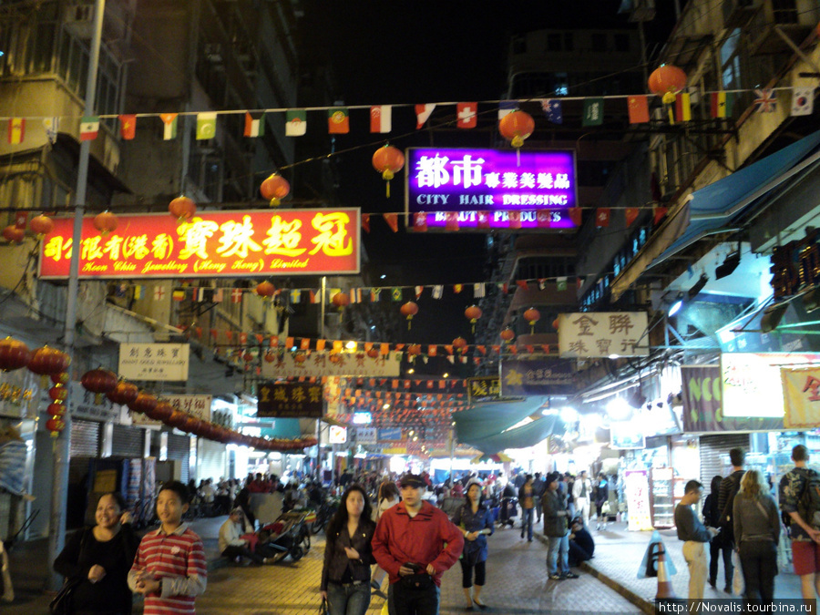 ночной рынок на Темпл стрит Гонконг